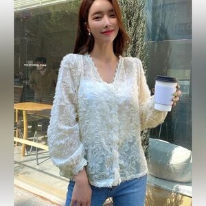 Daisy woman’s ivory floral feather fuzzy design lace trim, button down size M